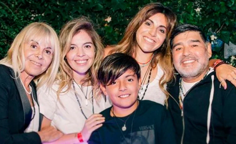 Diego Maradona con Claudia Villafañe y sus hijas