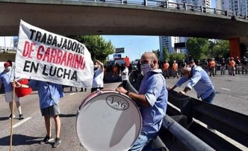 Despidos masivos en Garbarino: trabajadores cortaron el Puente Pueyrredón | Garbarino