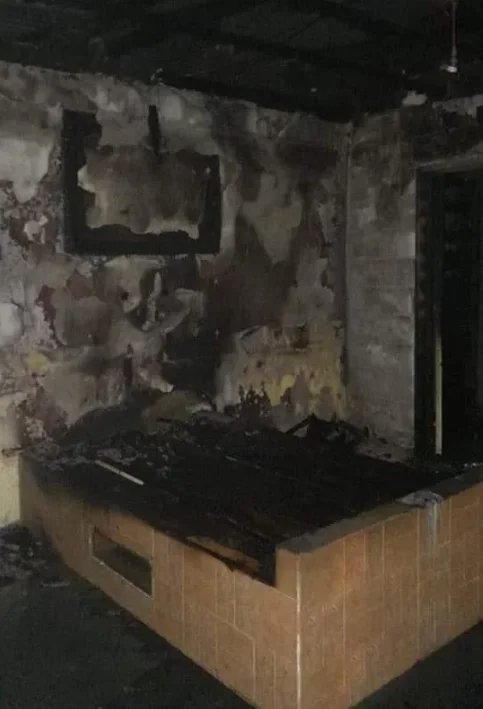 Así quedó la habitación que incendiaron.