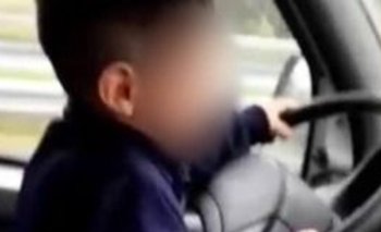 Suspendieron la licencia del conductor que manejaba con su hijo encima | Seguridad vial