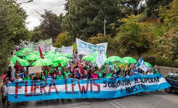 Marcha en Bariloche para que liberen el camino a Lago Escondido | Lago escondido 