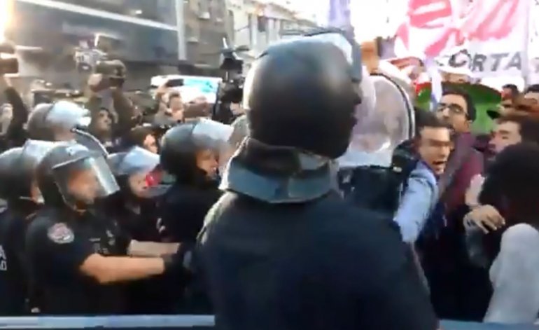 Con bastonazos y gas pimienta, la Policía reprimió a trabajadores de Coca Cola Con bastonazos y gas pimienta, la Policía reprimió a trabajadores de Coca Cola | El Destape