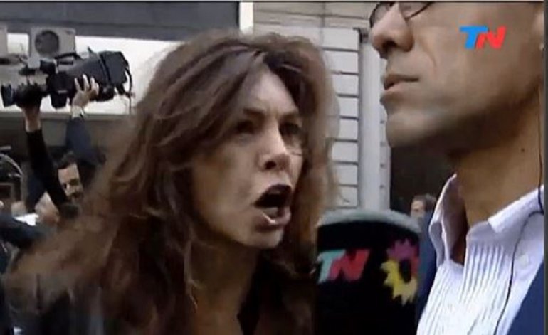 Una mujer cruzó a un movilero de TN en medio de la protesta: "Estás mintiendo, están reprimiendo" Una mujer cruzó a un movilero de TN en medio de la protesta: "Estás mintiendo, están reprimiendo" | El Destape