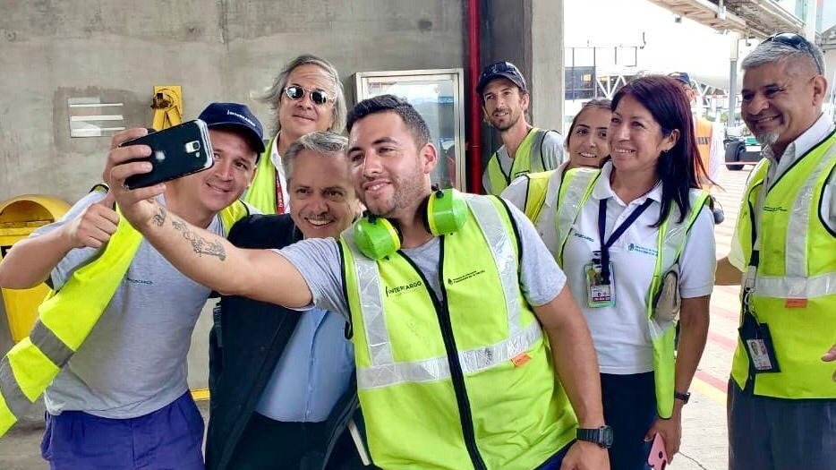 El efusivo recibimiento de los trabajadores del aeropuerto 