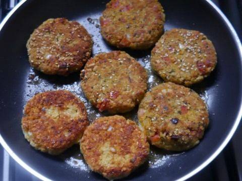 Hamburguesas de avena, nueces y tomate.
