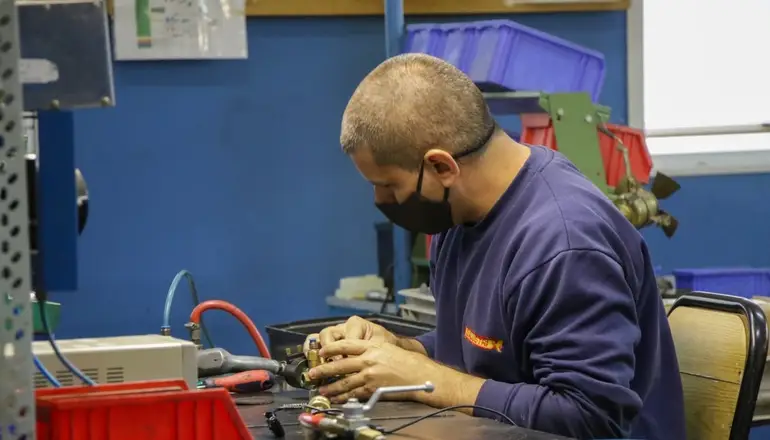 Por la crisis económica, en el mundo crecen los empleos no calificados y mal pagos