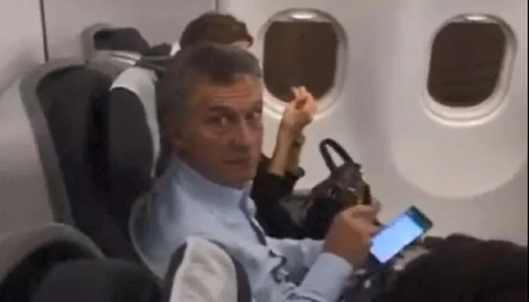Tras el pedido para entregar su teléfono, Macri huyó a París con toda su familia