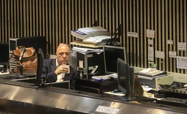 El índice S&P Merval cae 4,2% y las acciones argentinas en Wall Street pierden hasta 8% - Vimarsana News