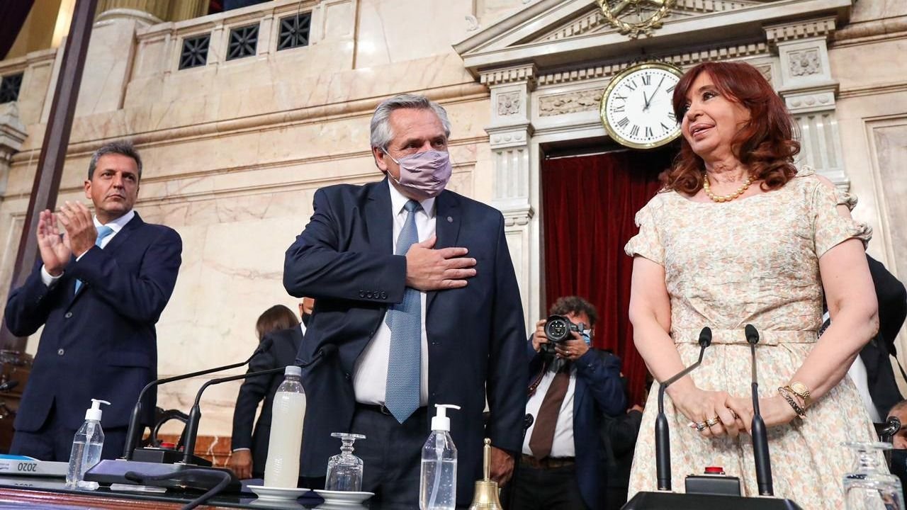 Los memes por el gesto de Cristina en el Congreso: "Basta, Alberto"