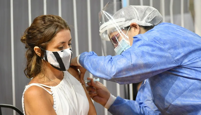 Por qué 12,8 millones de vacunas argentinas fueron desviadas a EE.UU.