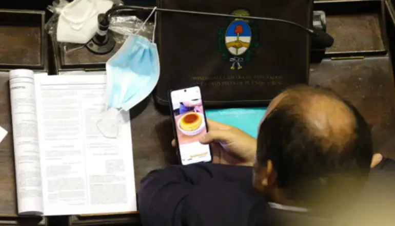 Insólito: diputado de Juntos miraba una receta de cocina durante la Asamblea Legislativa