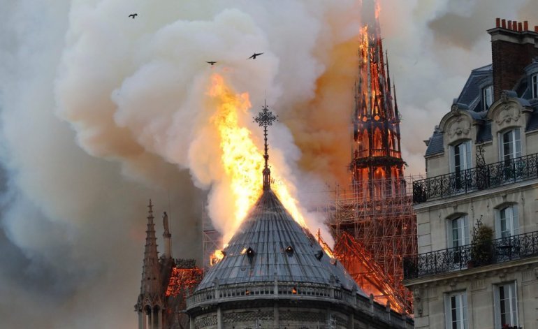 VIDEO: Así se cayó la aguja de la Catedral de Notre Dame VIDEO: Así se cayó la aguja de la Catedral de Notre Dame | El Destape
