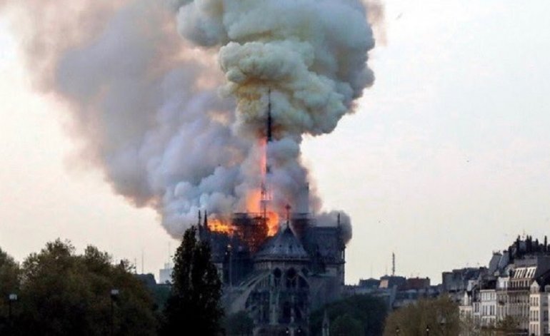 Paris: las redes sociales se hicieron eco del incendio de la catedral de Notre Dame Paris: las redes sociales se hicieron eco del incendio de la catedral de Notre Dame | El Destape