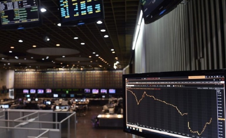 Lunes negro en los mercados: se dispara el dólar, se desploma la Bolsa y sube el riesgo país Lunes negro en los mercados: se dispara el dólar, se desploma la Bolsa y sube el riesgo país | El Destape