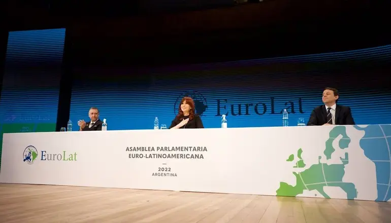 CFK apuntó al "doble standard"  del sector privado sobre el rol del Estado