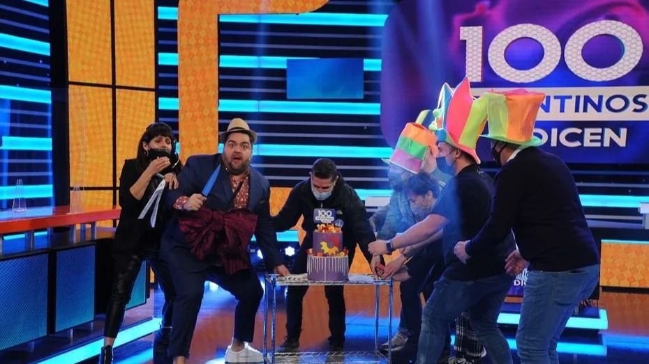 Darío Barassi junto al equipo de "100 Argentinos Dicen"