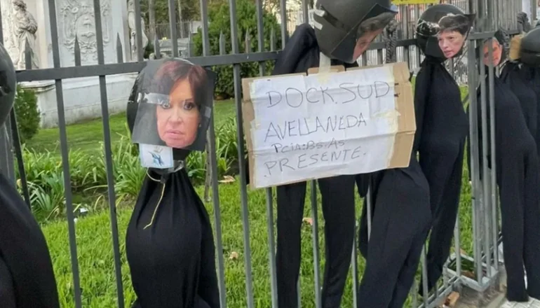 Tractorazo en Plaza de Mayo: legisladores del FdT buscan identificar a los autores de los muñecos ahorcados
