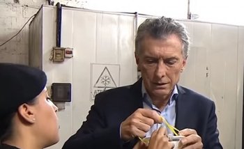 Mauricio Macri no supo cómo ponerse un barbijo durante un ...