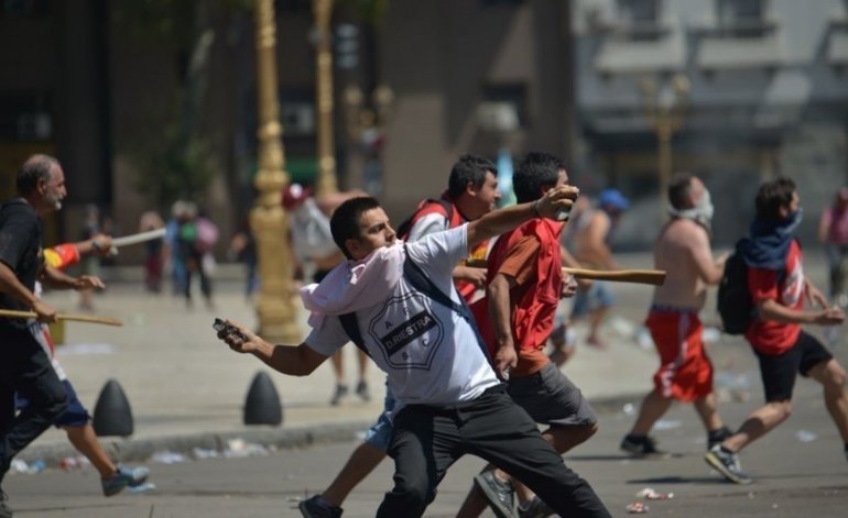Reforma previsional: sobreseyeron al policía acusado de tirar piedras en Congreso Reforma previsional: sobreseyeron al policía acusado de tirar piedras en Congreso | El Destape