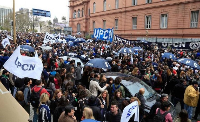Paritarias 2019: UPCN acordó 28% de aumento para trabajadores estatales con cláusula de revisión Paritarias 2019: UPCN acordó 28% de aumento para trabajadores estatales con cláusula de revisión | El Destape