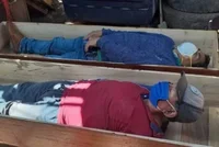 Un alcalde peruano se escondió borracho en un ataúd para evitar que la policía lo detenga