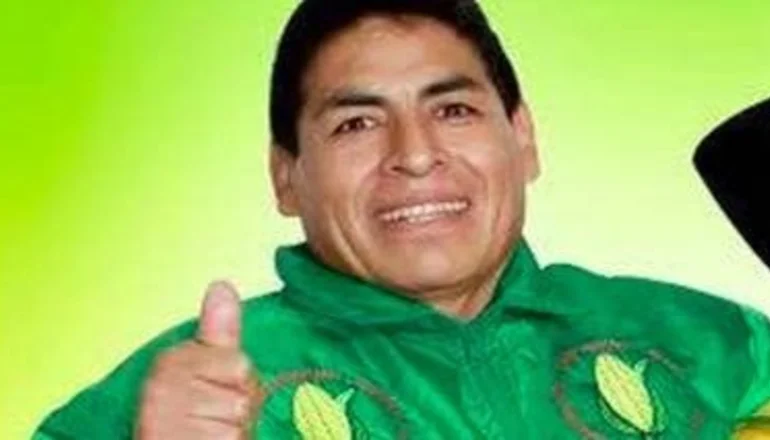 Un alcalde peruano se escondió borracho en un ataúd para evitar que la policía lo detenga