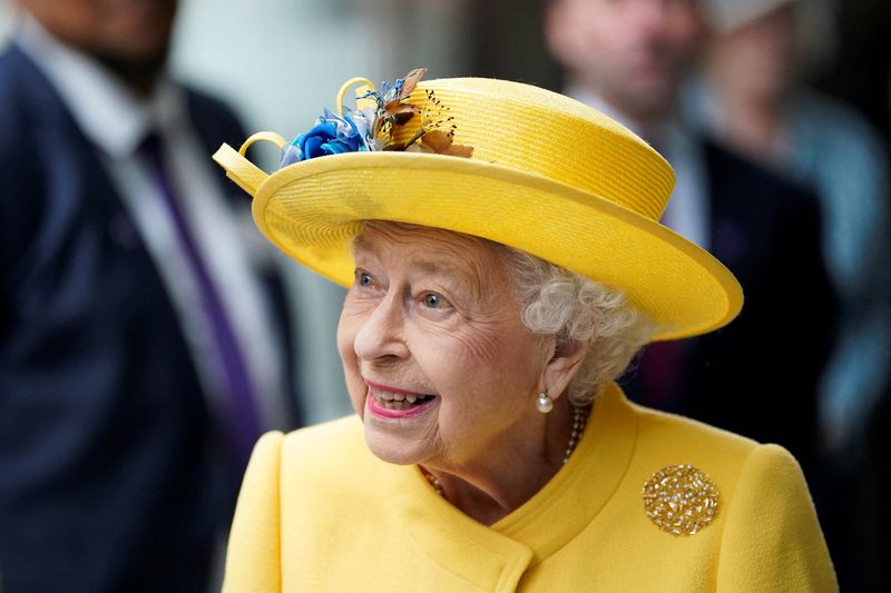 La reina Isabel asiste a la inauguración de una línea de trenes en Londres | Unido