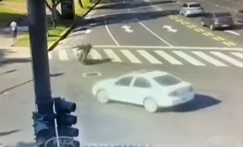 Impactante: auto chocó a mujer en moto, la voló por los aires y se dio a la fuga | Accidente vial