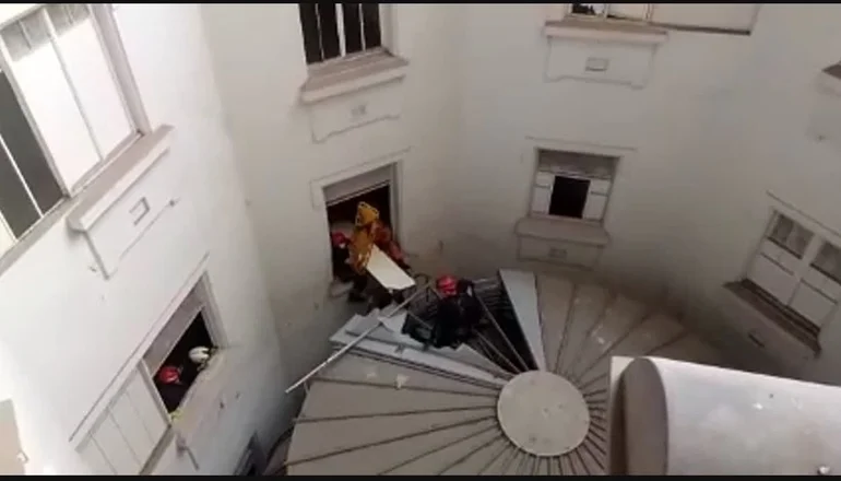 Vídeo: un hombre se tiró desde un piso 11 y lo salvó la cúpula de la Galería Güemes