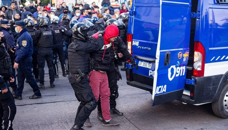 En el aniversario del Cordobazo, la Policía reprimió una protesta de municipales