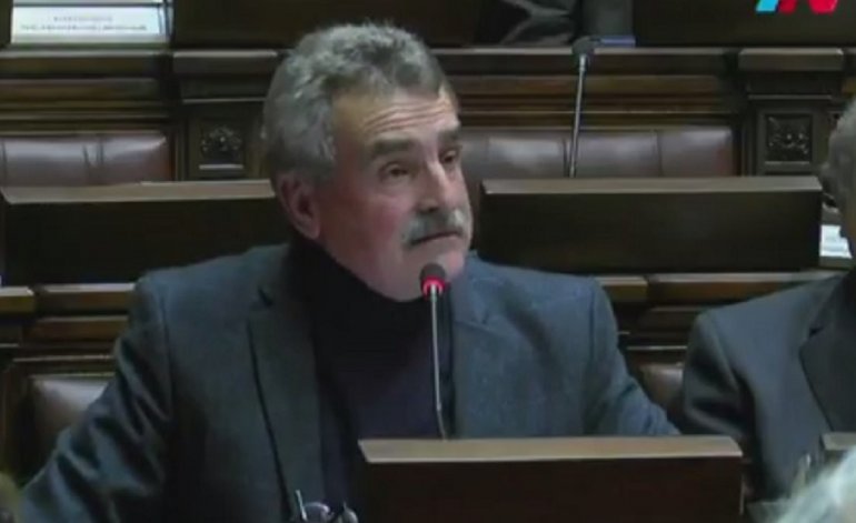 Rossi, categórico contra Carrió y Zuvic: "Comandan una fuerza paraestatal para cazar kirchneristas" Rossi, categórico contra Carrió y Zuvic: "Comandan una fuerza paraestatal para cazar kirchneristas" | El Destape