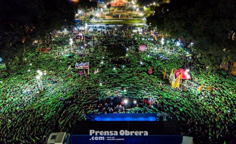 Con la legalización del aborto como principal reclamo, miles de mujeres marcharon al Congreso Con la legalización del aborto como principal reclamo, miles de mujeres marcharon al Congreso | El Destape