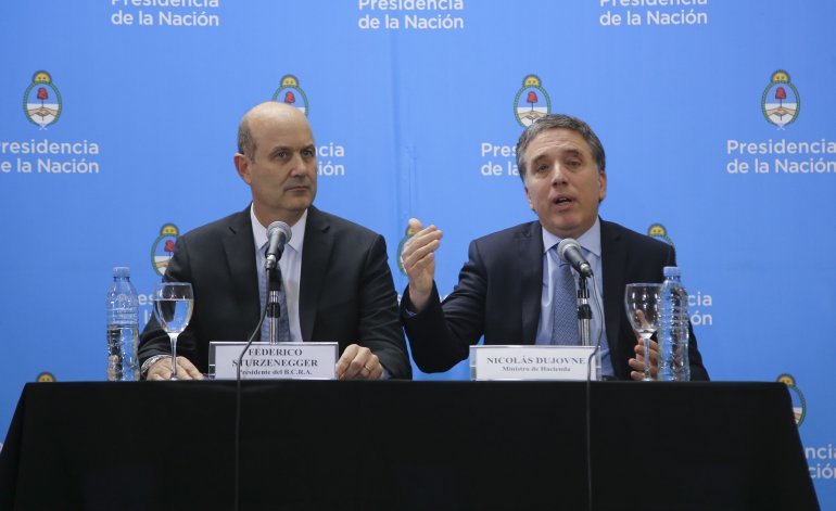 Acuerdo con el FMI: obra pública, empleados y provincias, las víctimas del ajuste Acuerdo con el FMI: obra pública, empleados y provincias, las víctimas del ajuste | El Destape