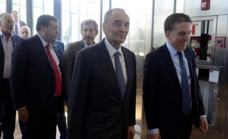 En medio de la crisis, el Gobierno premió a Clarín: aprobó la fusión de Cablevisión y Telecom En medio de la crisis, el Gobierno premió a Clarín: aprobó la fusión de Cablevisión y Telecom | El Destape