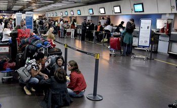 Una medida de fuerza de pilotos de Aerolíneas Argentinas provoca cancelación de vuelos  | Aeroparque jorge newbery