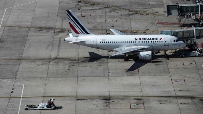 Ezeiza: Un pasajero de AirFrance aseguró que llevaba una bomba Ezeiza: Un pasajero de AirFrance aseguró que llevaba una bomba | El Destape