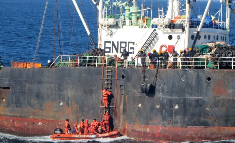 Buque pesquero ilegal capturado por la Prefectura Naval Argentina