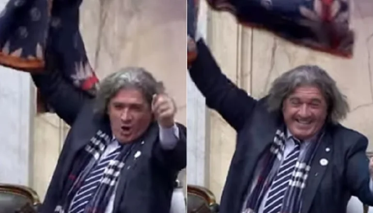 José Luis Ramón revoleando una frazada en el Congreso