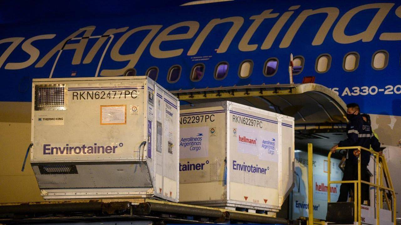 Arribó el vuelo que trajo más de 700 mil dosis de Sinopharm al país | El  Destape