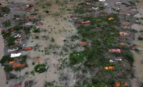 En India, cadáveres de victimas de COVID-19 resurgen del río Ganges - Vimarsana News