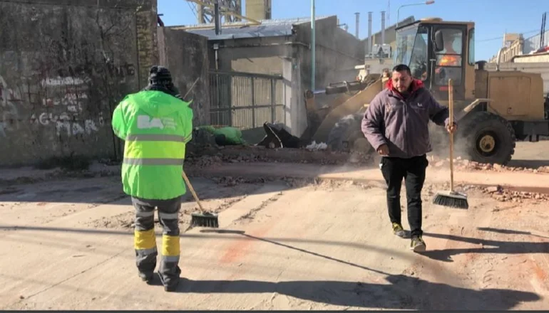 Derribaron el muro ilegal de Clarín luego de diez años de disputa judicial