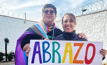 La historia de Yenny, la madre que ofreció abrazos en la Marcha del Orgullo de Chile | Día del orgullo lgbtiq+