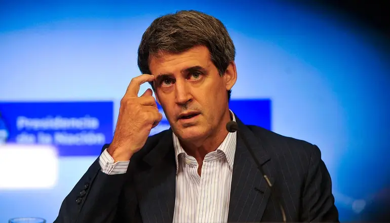 Reapareció Prat Gay e hizo un papelón explicando la devaluación del dólar