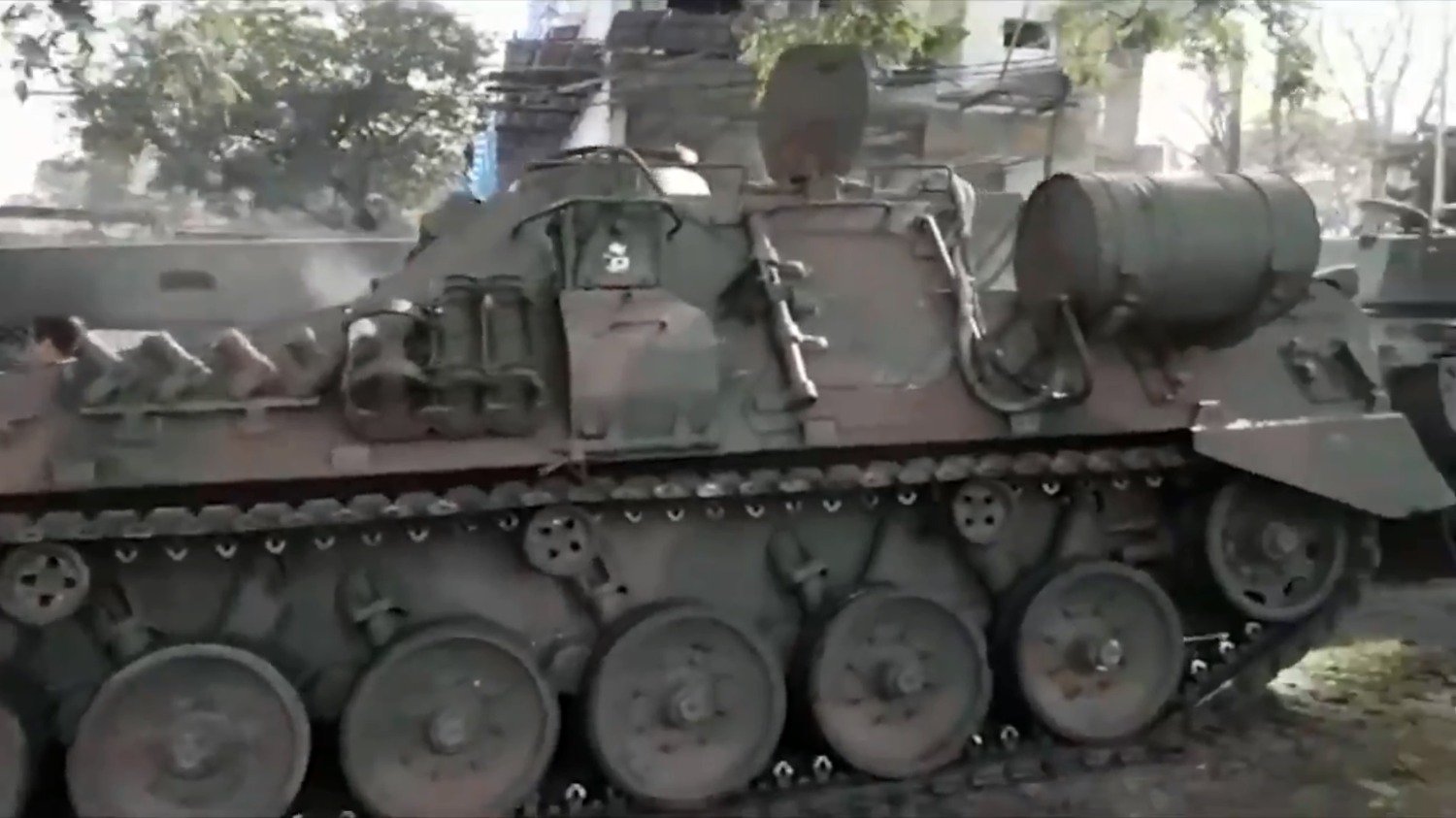 Luego de desfilar en el 9 de Julio, un tanque del Ejército chocó contra un árbol Luego de desfilar en el 9 de Julio, un tanque del Ejército chocó contra un árbol | El Destape