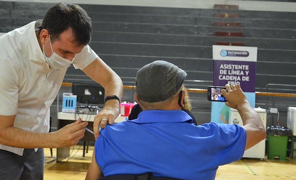 Argentina supera el 50% de los vacunados mayores de 18 años - Vimarsana News