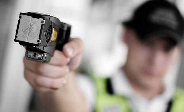 Taser: quién las regula, cómo se usan y cuáles son los peligros - Vimarsana News