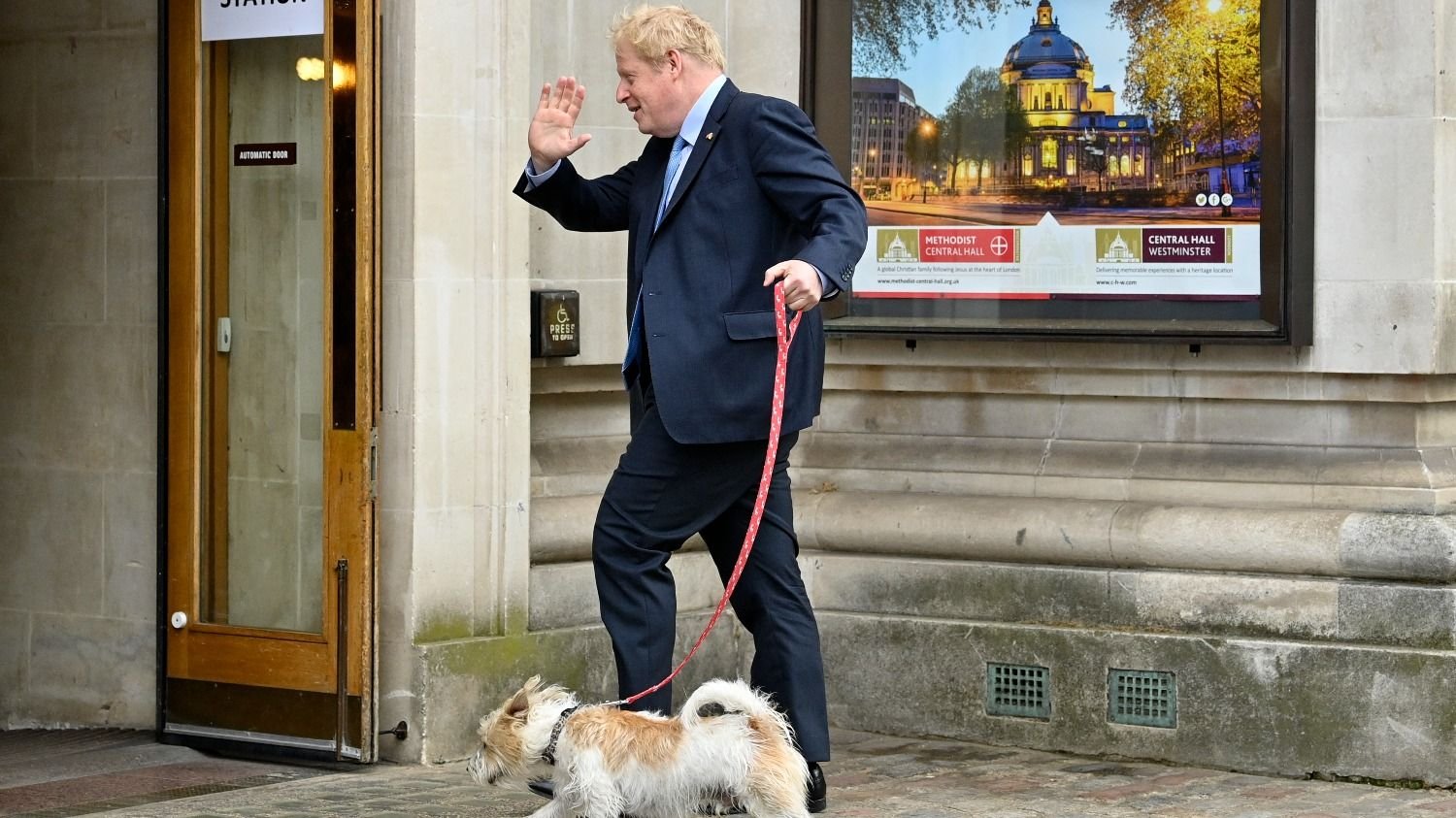 Cada vez más solo y sin una oposición fuerte, Boris Johnson entró en guerra  con su partido | El Destape