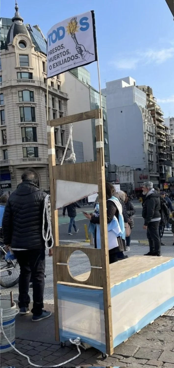 VIOLENTO Y GOLPISTAS: llevaron una "guillotina" al banderazo de la oposición