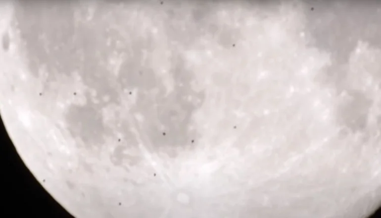 Flota de 38 OVNIs cerca de la Luna. Video de OVNIS