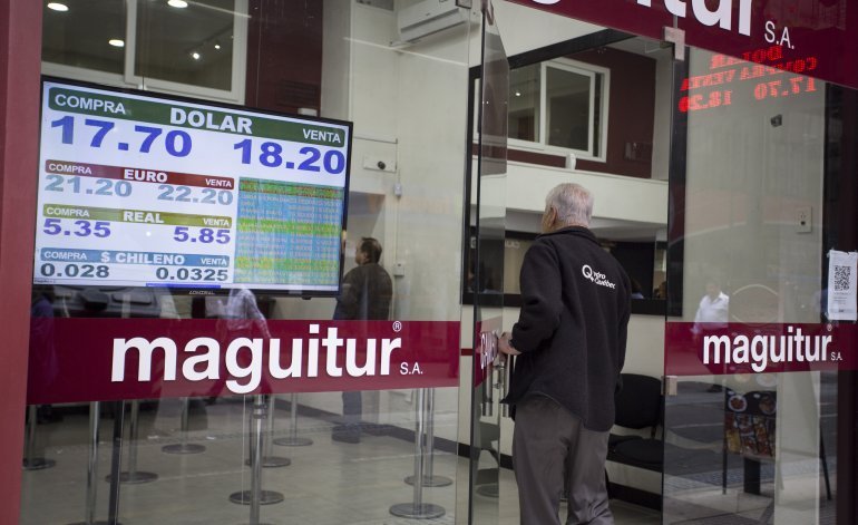 Los bancos pusieron un "cepo al dólar" informal ante el aumento de demanda Los bancos pusieron un "cepo al dólar" informal ante el aumento de demanda | El Destape